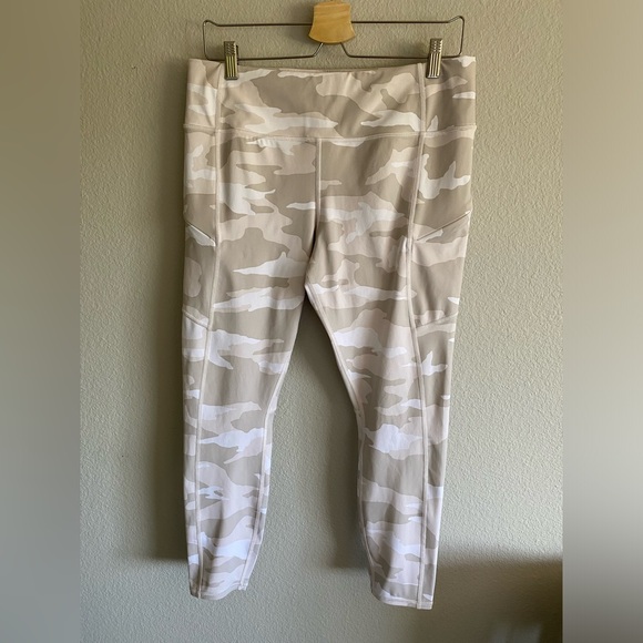 Athleta Light Camo Print 7/8 Leggings - Large - Picture 2 of 11